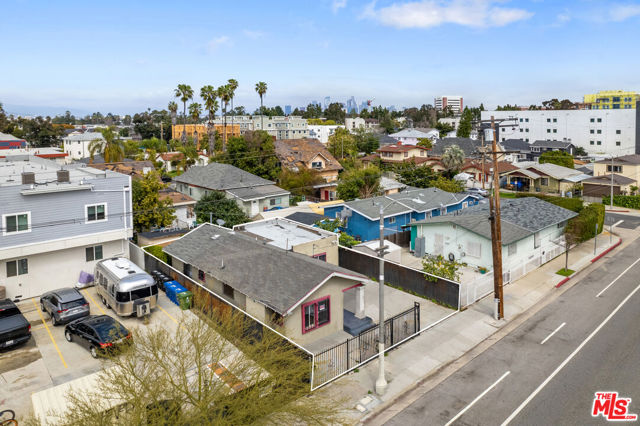 1109 Exposition Boulevard, Los Angeles CA: https://media.crmls.org/mediaz/d926aa8f-abb8-48fe-a57c-b8b4b5340373.jpg