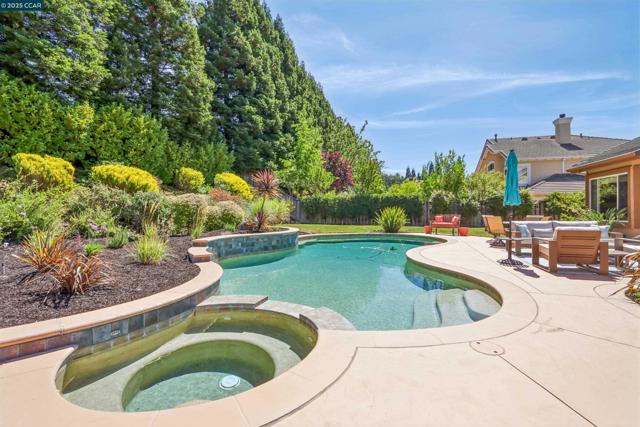 132 Victoria Pl, Danville CA: https://media.crmls.org/mediaz/d926cc84-7fe3-4c0a-b65b-6f6070d493e4.jpg