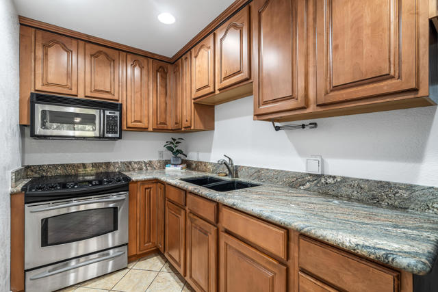 575 N Villa Court, Palm Springs CA: https://media.crmls.org/mediaz/d92784b4-189a-4768-afe9-37cb41b9001a.jpg