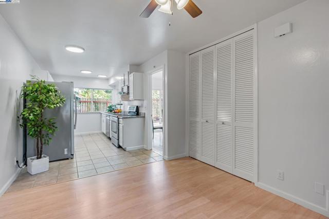 208 Siskiyou Ct, Walnut Creek CA: https://media.crmls.org/mediaz/d927c047-e8a1-416b-b27e-d432a891de73.jpg