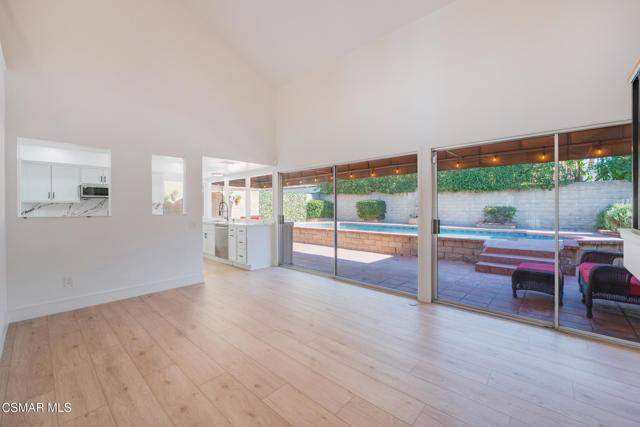 4524 Greengate Court, Westlake Village CA: https://media.crmls.org/mediaz/d92872e4-20bc-4bf5-9e03-16be93345f37.jpg