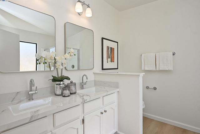 28111 Ziele Creek Dr, Hayward CA: https://media.crmls.org/mediaz/d929058b-1e6e-401e-8085-9211c9dfe383.jpg