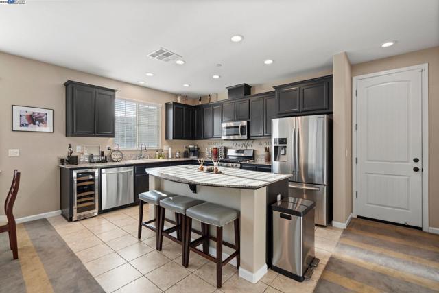 248 Alta St, Brentwood CA: https://media.crmls.org/mediaz/d9293750-3f32-47a7-9b72-39fc5dd7b4b3.jpg