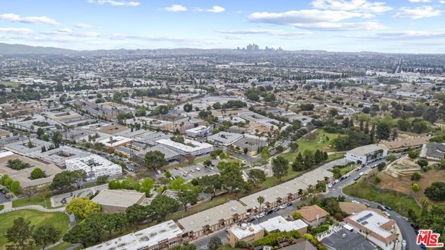 4553 Don Ricardo Drive, Los Angeles CA: https://media.crmls.org/mediaz/d9298f77-900e-44d5-a965-e3fc9f8343c5.jpg