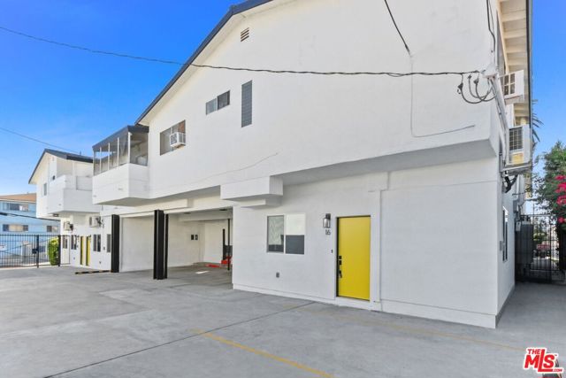 204 N Manhattan Place, Los Angeles CA: https://media.crmls.org/mediaz/d92a493b-60be-4d11-b5e8-f65e3ecc5865.jpg