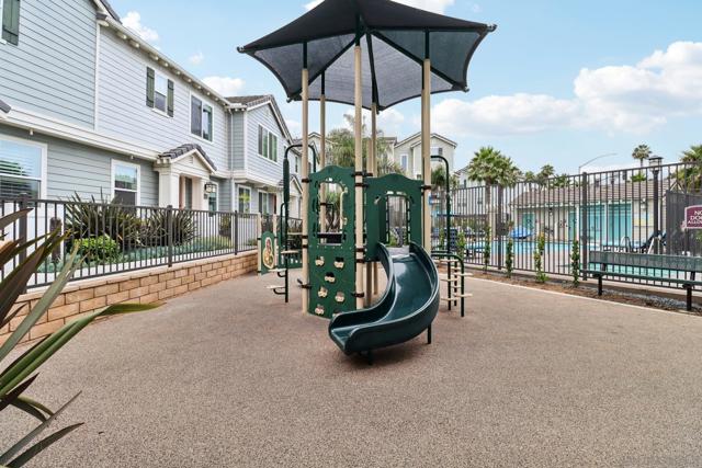 511 Surfbird Ln, Imperial Beach CA: https://media.crmls.org/mediaz/d92a6aa5-244c-4590-8019-4d72b8aa078f.jpg
