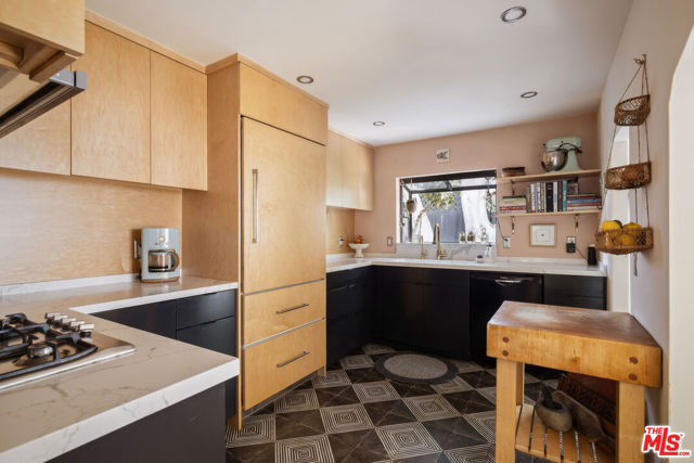 1012 Superba Avenue, Venice CA: https://media.crmls.org/mediaz/d92a7b50-2112-4e79-8521-c93c854cbdd1.jpg