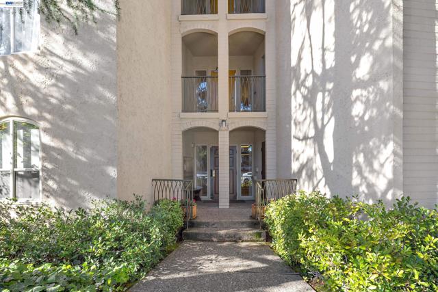 5405 Carlton St, Oakland CA: https://media.crmls.org/mediaz/d92aebb8-4921-4eab-9a2b-15d9a8a17820.jpg