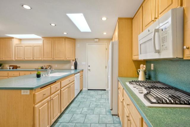 5002 Mycenae Way, Oceanside CA: https://media.crmls.org/mediaz/d92b6cc8-1067-4b6c-947f-e16fa996f435.jpg