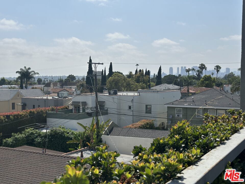 https://media.crmls.org/mediaz/d92c8b19-5aee-40df-b05e-926fb147e9d2.jpg?preset=X-Large