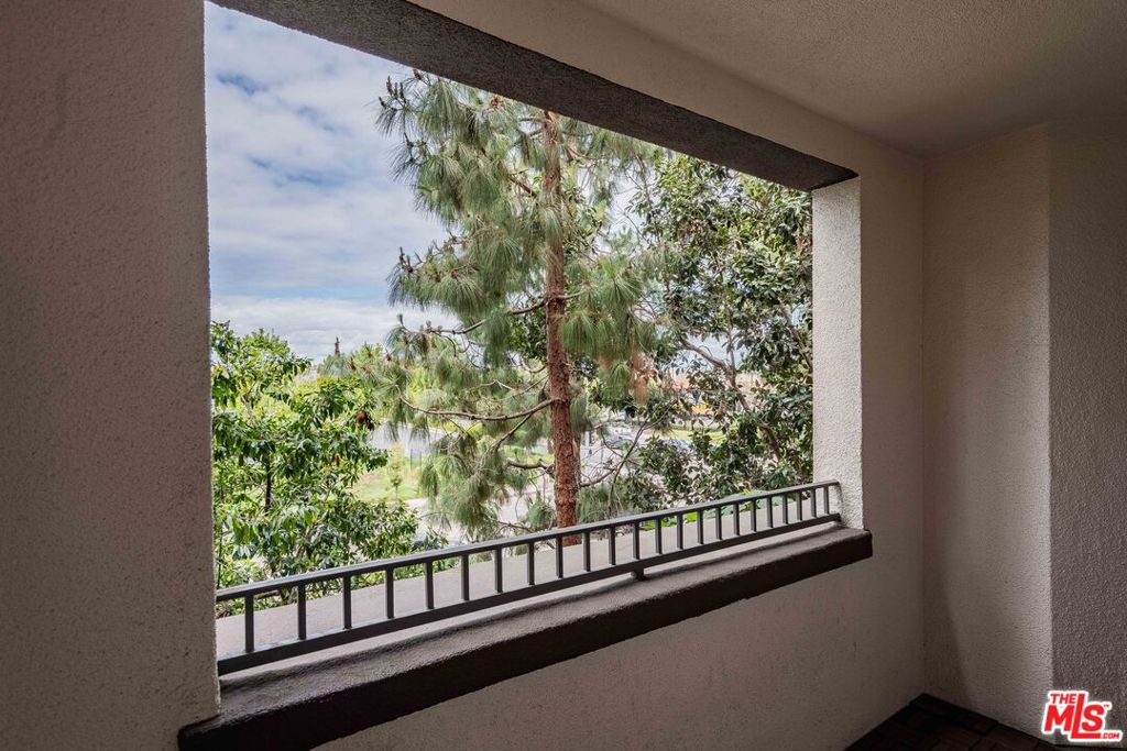 https://media.crmls.org/mediaz/d92d8c5a-04ea-4d11-8bd8-0e79749e12dd.jpg?preset=X-Large