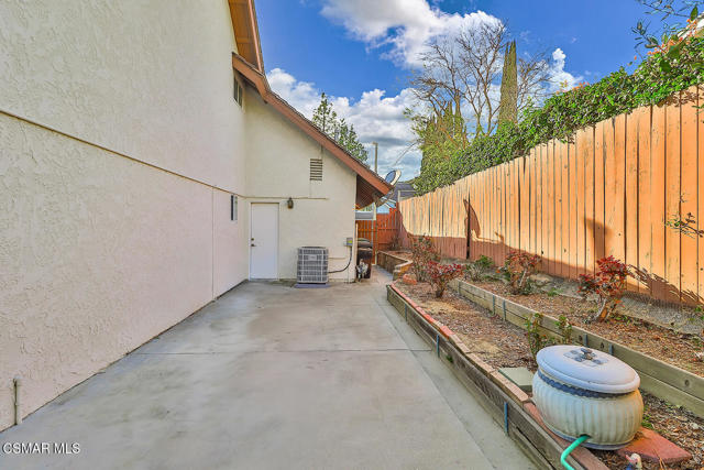 5260 Edgeware Drive, Calabasas CA: https://media.crmls.org/mediaz/d92e470e-6e0f-46af-9617-117b89aa6cd2.jpg