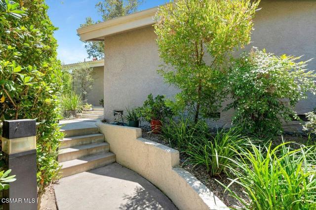 202 Estrellita Lane, Oak Park CA: https://media.crmls.org/mediaz/d92ea05a-de36-4350-85e5-5a51b94e7887.jpg
