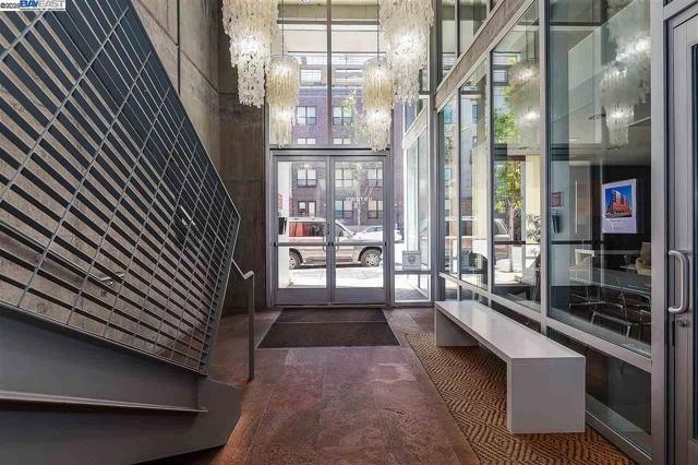 630 Thomas L Berkley Way, Oakland CA: https://media.crmls.org/mediaz/d92eb134-21ee-4d81-b856-1fcb39ce2310.jpg