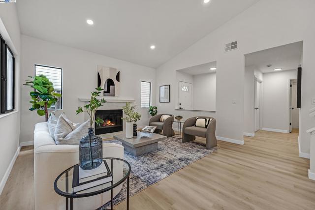 2227 Foxhill Drive, Martinez CA: https://media.crmls.org/mediaz/d92efcd8-c81f-4b27-831e-8326ce26d4b5.jpg