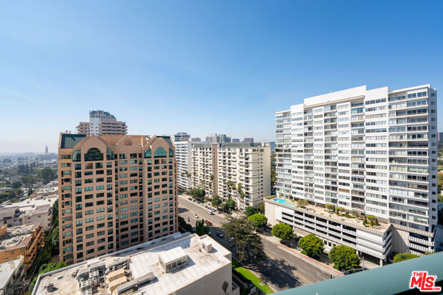 10490 Wilshire Boulevard, Los Angeles CA: https://media.crmls.org/mediaz/d92f214f-39ca-4723-b44e-fbfc84ad3295.jpg