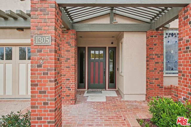 1305 Duende Lane, Pacific Palisades CA: https://media.crmls.org/mediaz/d93043e2-6500-489a-b341-ba30dbc85999.jpg