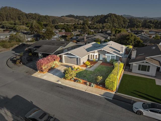 1557 Mizzen Lane, Half Moon Bay CA: https://media.crmls.org/mediaz/d931309c-0ab1-48ab-8a06-844326c253c6.jpg