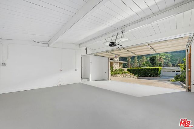 1224 El Hito Circle, Pacific Palisades CA: https://media.crmls.org/mediaz/d9321922-8c5f-4572-bb57-a3f5422c5714.jpg