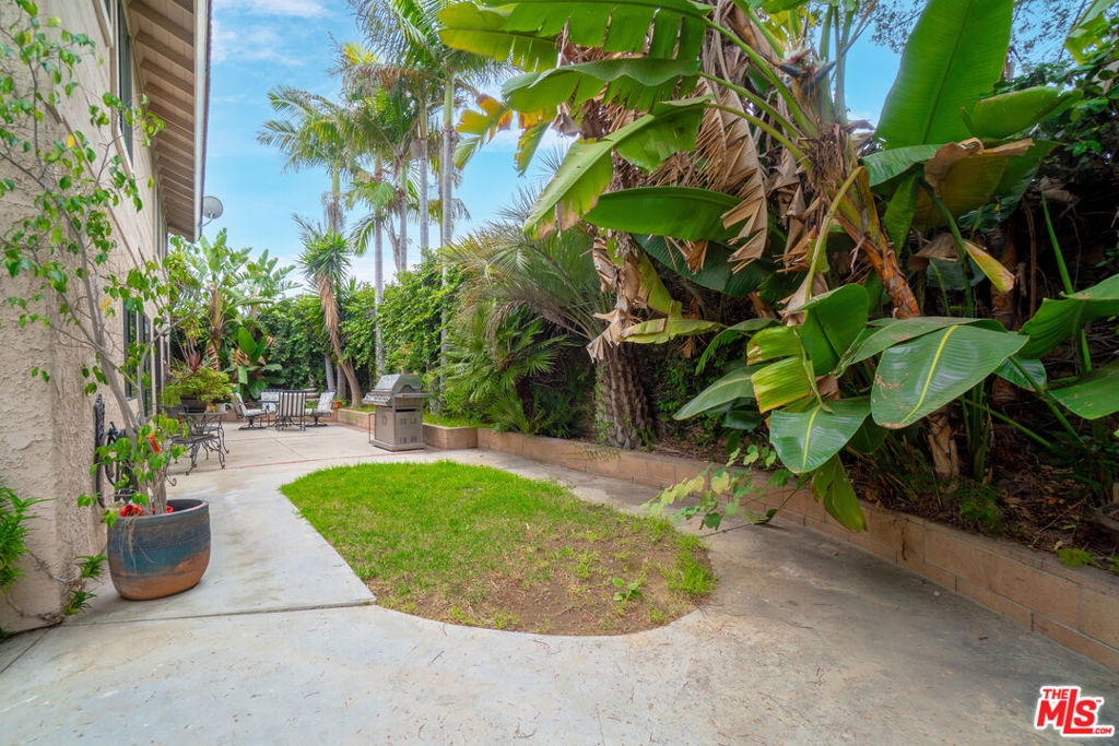 https://media.crmls.org/mediaz/d9323ea0-9395-48f0-9a61-58c8e6bd77fa.jpg?preset=X-Large