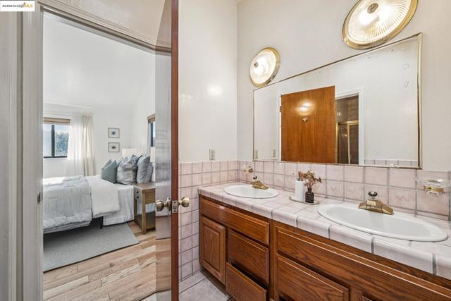 9090 Castlewood St, Oakland CA: https://media.crmls.org/mediaz/d932a9d0-bdb4-475c-90f8-36b3021c8f81.jpg