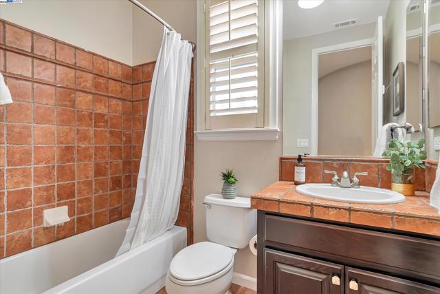 1517 Rampart Way, Brentwood CA: https://media.crmls.org/mediaz/d932d879-36eb-4c0c-b4c9-7b79bd1832e5.jpg