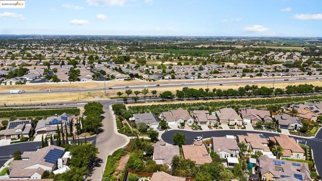 1101 Lafite Ct, Brentwood CA: https://media.crmls.org/mediaz/d9333554-ce0a-4dc2-ae95-1f0e122ef7e1.jpg
