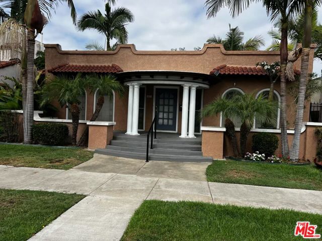 1605 E 1st Street, Long Beach CA: https://media.crmls.org/mediaz/d9357735-3370-4d03-93bf-7b653e8b59a7.jpg