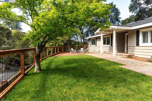 10 Easton Ct, Orinda CA: https://media.crmls.org/mediaz/d9372614-a13b-44d6-b0da-795c78696e53.jpg