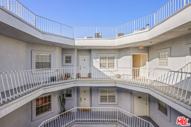 2025 S Beverly Glen Boulevard, Los Angeles CA: https://media.crmls.org/mediaz/d939efa4-21a5-4420-b27a-b07f9a8bff11.jpg
