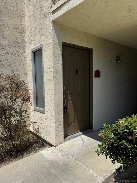 432 Edgehill Ln, Oceanside CA: https://media.crmls.org/mediaz/d93a7a3e-fa09-4ad5-9cad-ff825207af7b.jpg