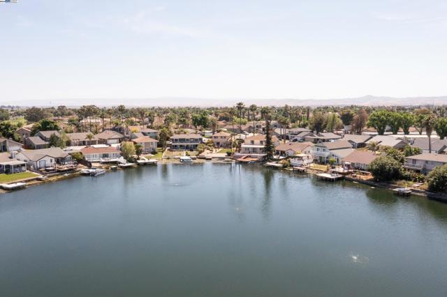 5514 Marlin Ct, Discovery Bay CA: https://media.crmls.org/mediaz/d93ab210-e3f4-435e-a2cc-44dade4d5111.jpg