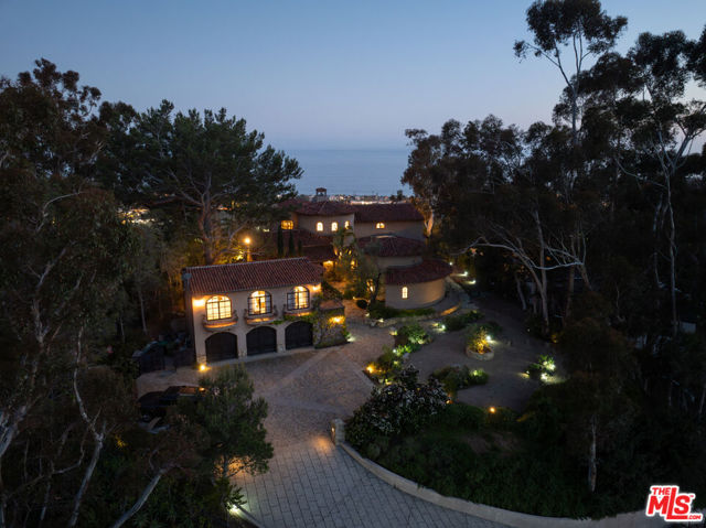 23806 Malibu Crest Drive, Malibu CA: https://media.crmls.org/mediaz/d93c3b56-20c6-467f-a6b5-8c5242421dc0.jpg