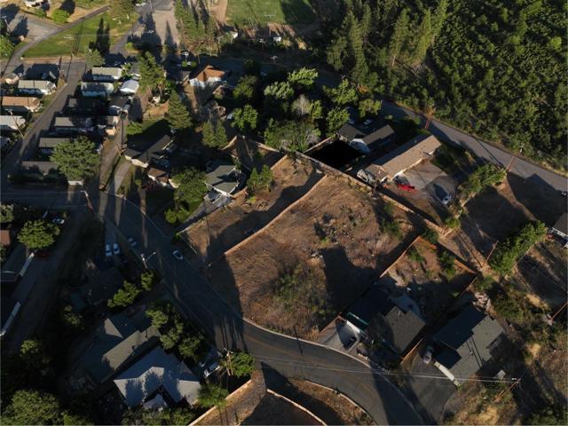 891 S Davis Avenue, Weed CA: https://media.crmls.org/mediaz/d93d7052-b6dd-400a-843c-7632a98e4005.jpg