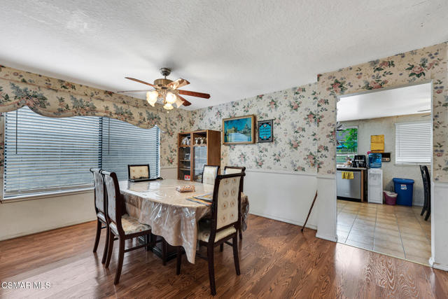 7565 Melvin Avenue, Reseda CA: https://media.crmls.org/mediaz/d93e3bca-a520-4884-bb78-690ff62a6539.jpg