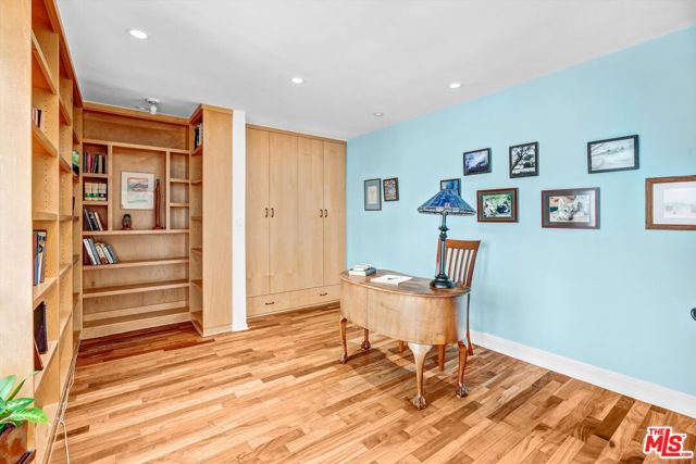 910 S Holt Avenue, Los Angeles CA: https://media.crmls.org/mediaz/d93e74a3-b4ad-4978-8e9a-f3cb6d716138.jpg