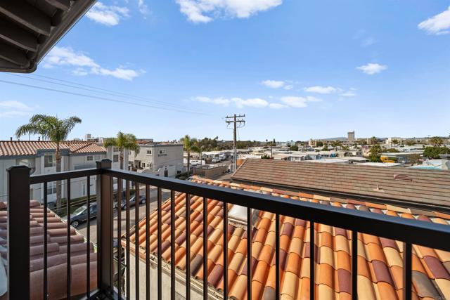 812 N Cleveland Street, Oceanside CA: https://media.crmls.org/mediaz/d93eee87-3fc3-4586-98c8-b482f8a5d6f5.jpg