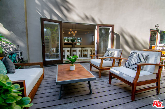 3908 Fairway Avenue, Studio City CA: https://media.crmls.org/mediaz/d93efb75-8423-49e2-9cc0-701e9623788c.jpg