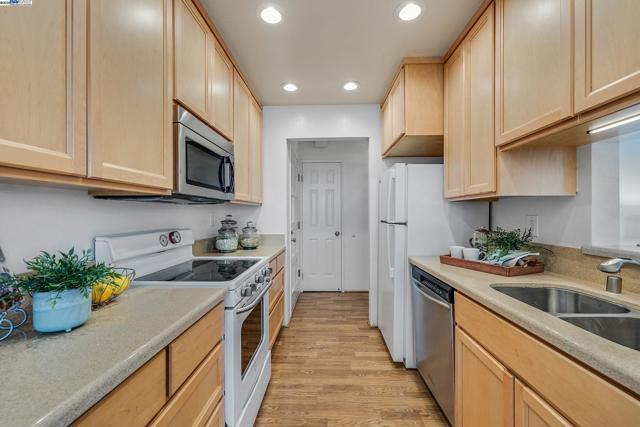21109 Gary Dr, Hayward CA: https://media.crmls.org/mediaz/d93fdf3a-f425-44d1-a63f-049e58ad1114.jpg