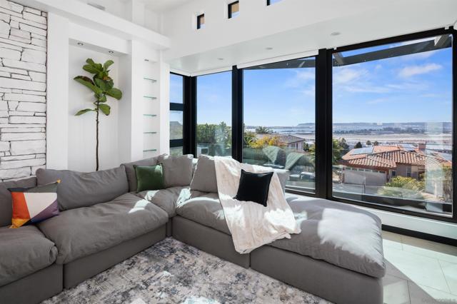 3515 Union St, San Diego CA: https://media.crmls.org/mediaz/d9403aaf-40a7-4f2b-9b5b-9b609a17cfb4.jpg