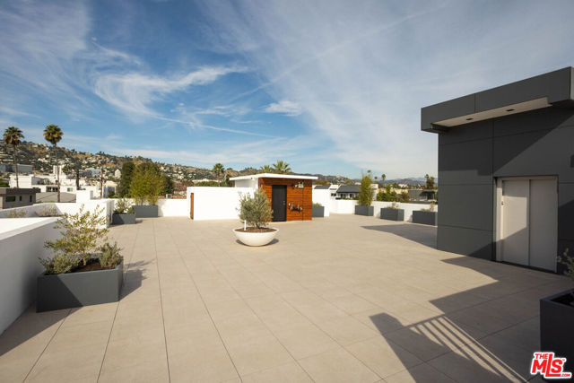 547 N Sweetzer Avenue, West Hollywood CA: https://media.crmls.org/mediaz/d94237d4-687a-47f9-9965-a2dcef6a2b67.jpg