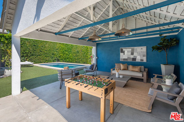 574 N Plymouth Boulevard, Los Angeles CA: https://media.crmls.org/mediaz/d9441deb-825b-4415-940d-1cf5d473129b.jpg