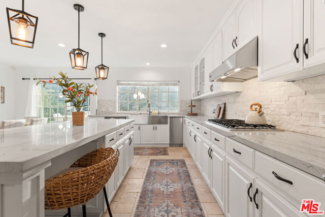 16979 Encino Hills Drive, Encino CA: https://media.crmls.org/mediaz/d9444c52-90b5-4889-ad7b-b4f94c05f378.jpg