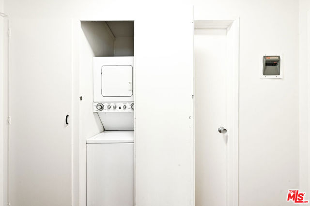 1868 10th Street, Santa Monica CA: https://media.crmls.org/mediaz/d9448e4a-efc3-450b-9cbb-d22f57a1bd72.jpg