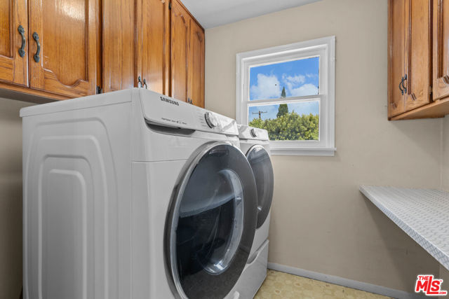 5317 Angeles Vista Boulevard, View Park CA: https://media.crmls.org/mediaz/d945dcbf-fd6f-44bd-8700-f755c58f7720.jpg