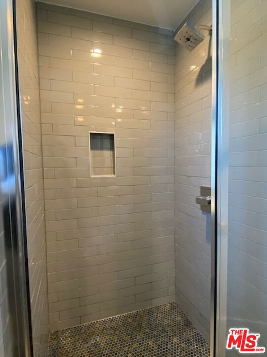 4937 1/2 W 20th Street, Los Angeles CA: https://media.crmls.org/mediaz/d9468d17-1250-47ec-a449-25b9c1cc10fc.jpg