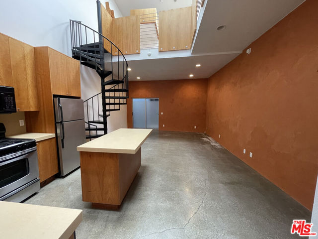 555 Rose Avenue, Venice CA: https://media.crmls.org/mediaz/d9475ef6-e46d-42fc-acc0-08dc81168c40.jpg