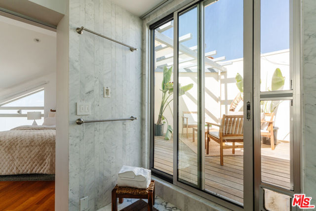 255 Main Street, Venice CA: https://media.crmls.org/mediaz/d9482a28-3041-45aa-8873-b0405a9f456e.jpg