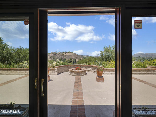 2031 Channelford Road, Westlake Village CA: https://media.crmls.org/mediaz/d94834ac-d88a-4171-9ed2-728aaf2ed8e7.jpg