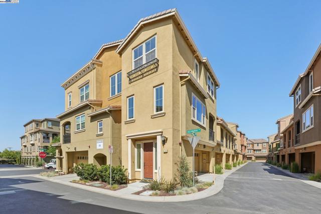 5743 Oceanspray Rd, Newark CA: https://media.crmls.org/mediaz/d948949d-f74f-472b-834c-532360bb30ff.jpg